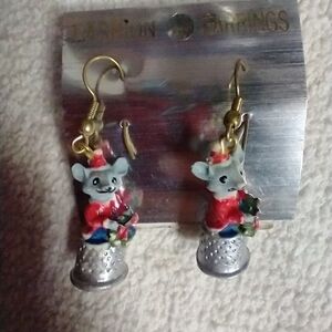 Goldtone grey mouse 🐀 thimble wreath Christmas ⛄ wire earrings
